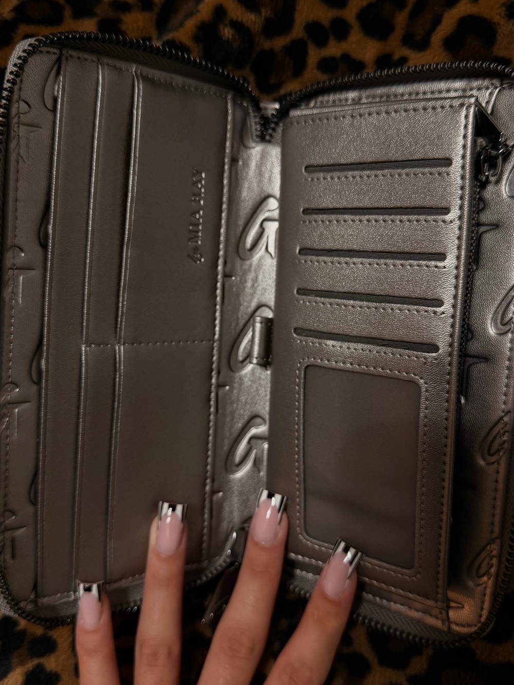 Monogram “platinum” tote & matching wallet - Picture 4 of 9